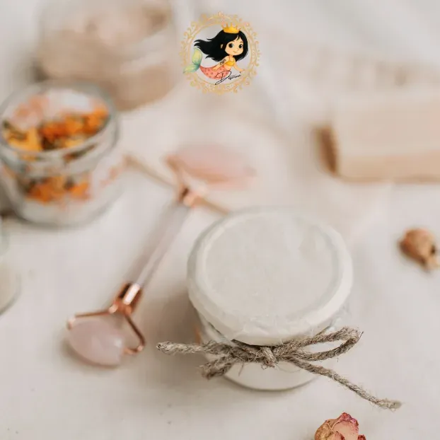 Tarro de mascarilla artesanal junto a un rodillo de cuarzo rosa.
