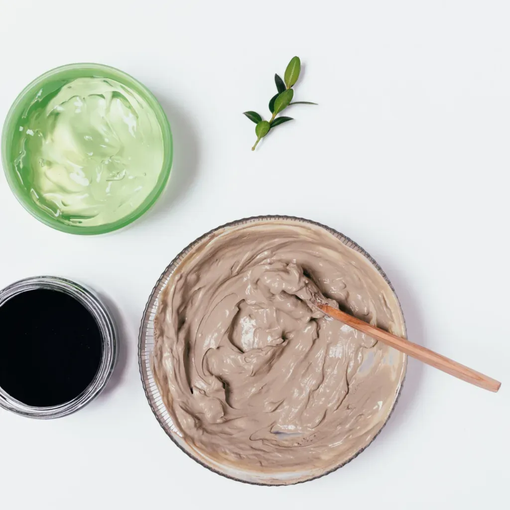 Cuenco de mascarilla de arcilla con aloe y hierbas.