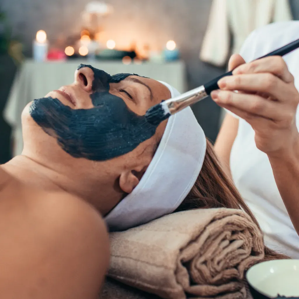 Tratamiento facial con mascarilla de arcilla en un spa.